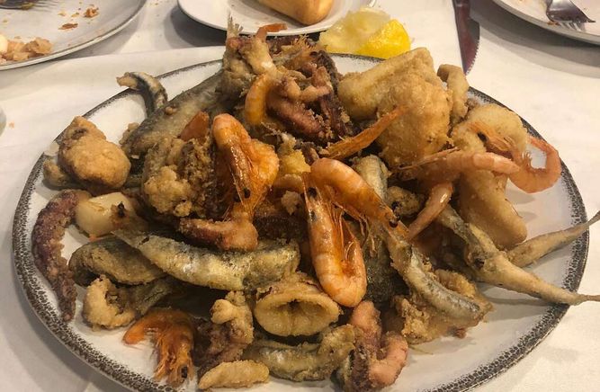 J.C.R. Sacromonte plato con comida de mar